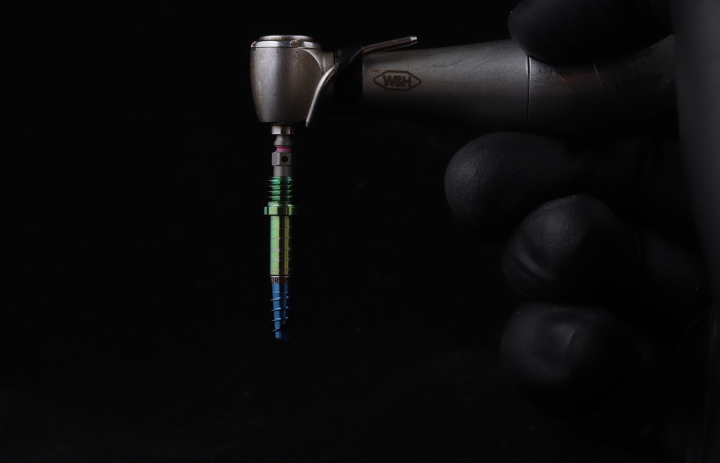 Tornillo de implante dental - tecnología de implantología en Viladecans