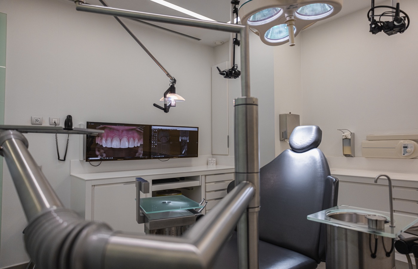 Cabina de implantología con tecnología avanzada en Clínica Vela-Segalà
