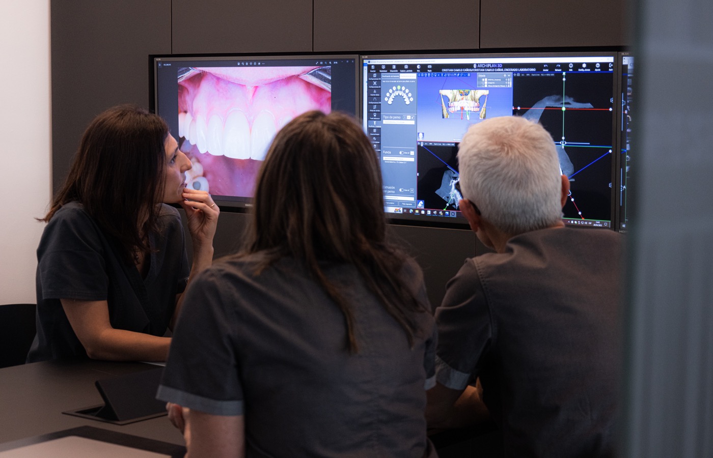 Equipo de especialistas planificando implantes dentales en Viladecans